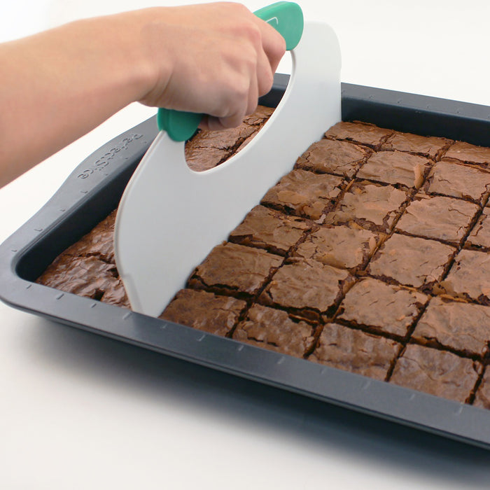 Image 2 of Perfect Slice 13" Covered Cake Pan